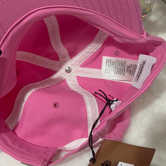 BURBERRY
Cotton Embroidered Logo Cap 🧢 💕 - Picture 6 of 9